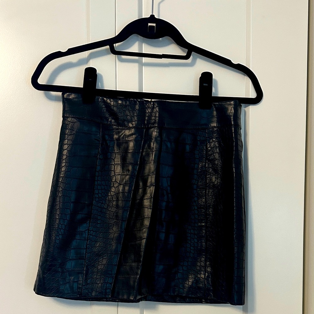 Forever 21 Black Croc-Texture Mini Skirt Size Medium